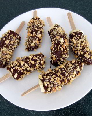 Бананы с орехами в шоколаде