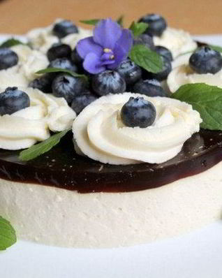 Десерт Ананас в кофе со сливками с голубикой