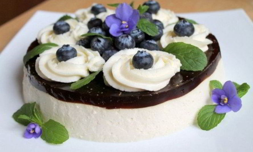 Рецепт десерта ананас в кофе со сливками с голубикой