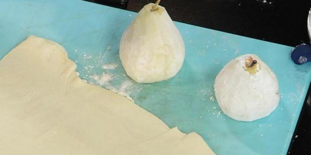 груша, запеченная в тесте