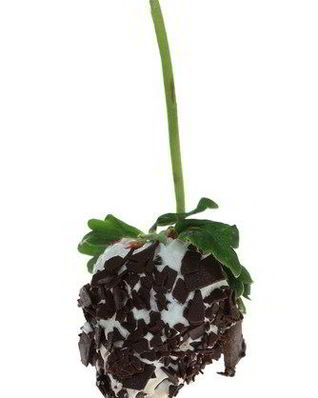 Клубника в белом шоколаде и темных шоколадных каплях