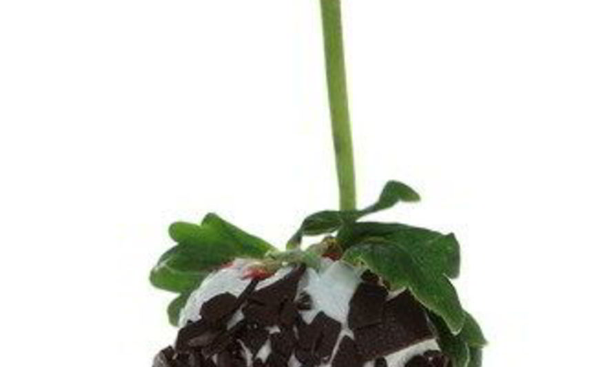 Рецепт клубники в белом шоколаде и темных шоколадных каплях