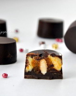 Шоколадные конфеты с тыквенным кремом, мандариновым мармеладом и миндалем