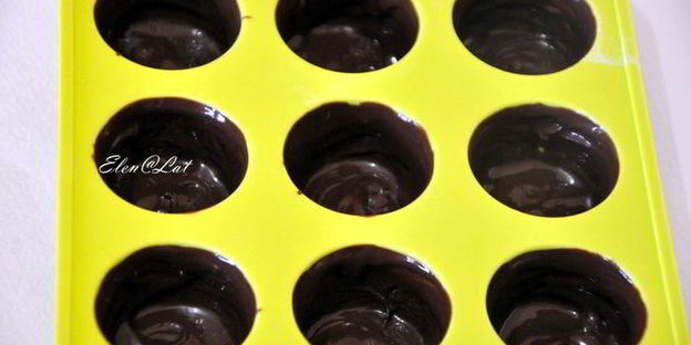 шоколадные конфеты с тыквенным кремом, мандариновым мармеладом и миндалем