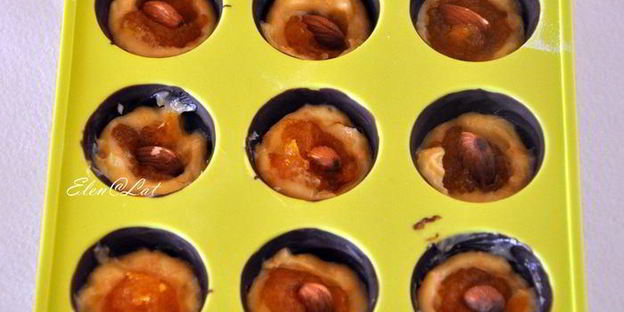 шоколадные конфеты с тыквенным кремом, мандариновым мармеладом и миндалем