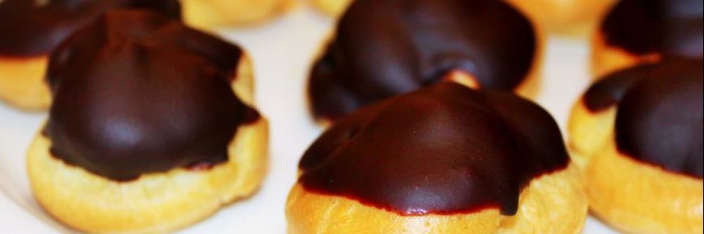 Бинье с кремом шантильи, покрытый шоколадным ганашем