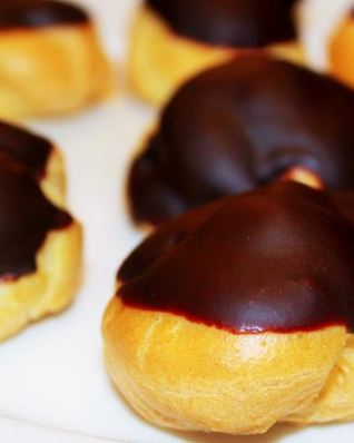 Бинье с кремом шантильи, покрытый шоколадным ганашем