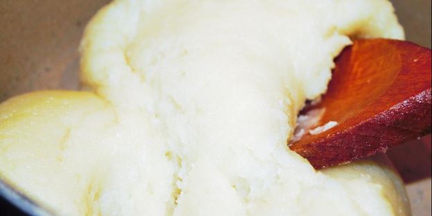 бинье с кремом шантильи, покрытый шоколадным ганашем