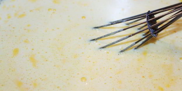 бинье с кремом шантильи, покрытый шоколадным ганашем