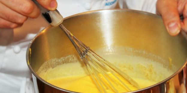 бинье с кремом шантильи, покрытый шоколадным ганашем