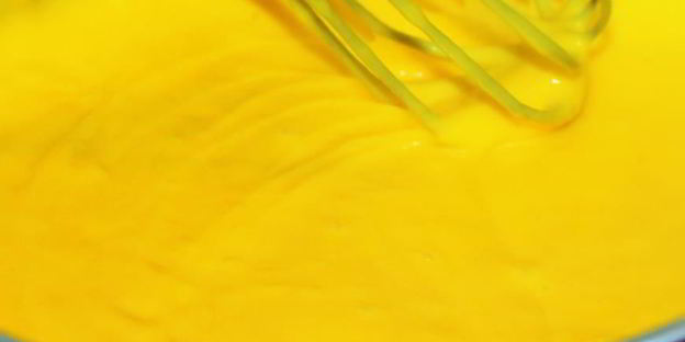 бинье с кремом шантильи, покрытый шоколадным ганашем