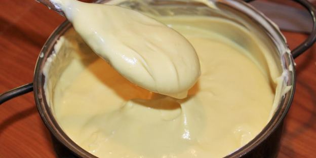 бинье с кремом шантильи, покрытый шоколадным ганашем