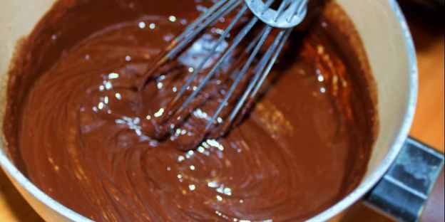 бинье с кремом шантильи, покрытый шоколадным ганашем