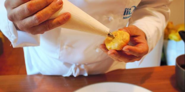 бинье с кремом шантильи, покрытый шоколадным ганашем