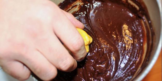 бинье с кремом шантильи, покрытый шоколадным ганашем