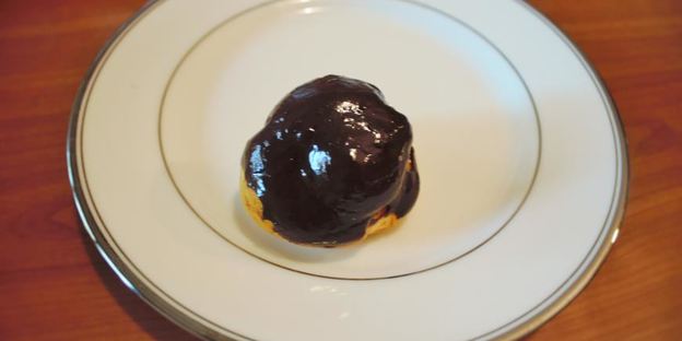 бинье с кремом шантильи, покрытый шоколадным ганашем