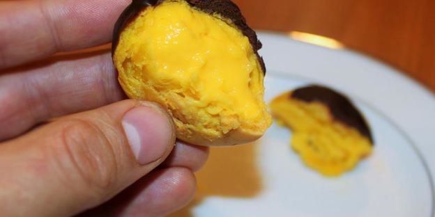 бинье с кремом шантильи, покрытый шоколадным ганашем