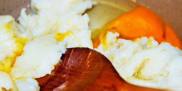 бинье с кремом шантильи, покрытый шоколадным ганашем