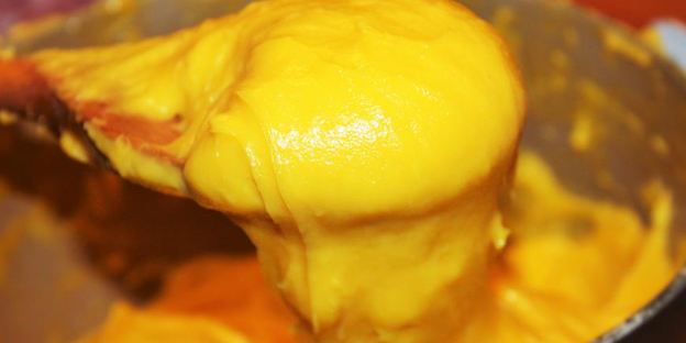 бинье с кремом шантильи, покрытый шоколадным ганашем