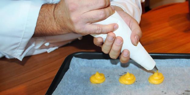 бинье с кремом шантильи, покрытый шоколадным ганашем