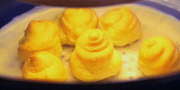 бинье с кремом шантильи, покрытый шоколадным ганашем