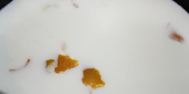 бинье с кремом шантильи, покрытый шоколадным ганашем