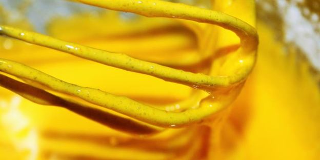 бинье с кремом шантильи, покрытый шоколадным ганашем