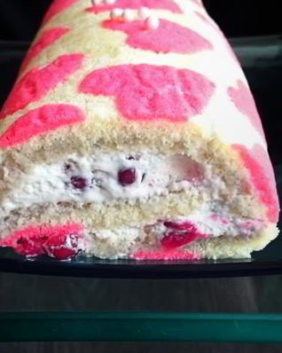 Бисквитный рулет с клюквой в коньяке и сливочным кремом Любовь