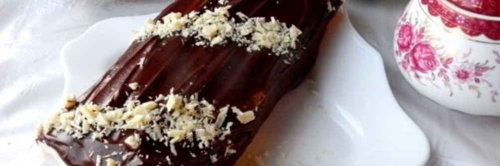 Бисквитный рулет с творожным кремом и джемом