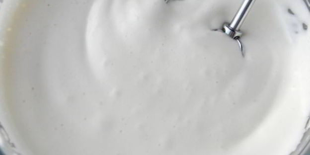 бисквитный рулет с творожным кремом и джемом