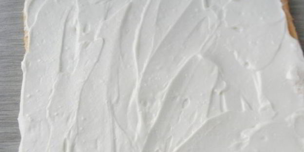 бисквитный рулет с творожным кремом и джемом