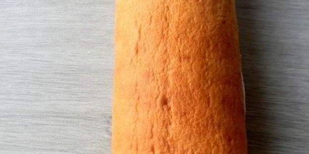 бисквитный рулет с творожным кремом и джемом