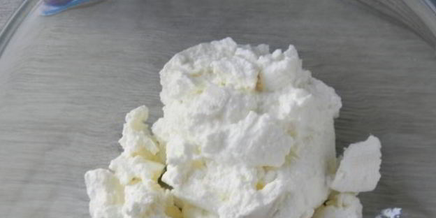 бисквитный рулет с творожным кремом и джемом