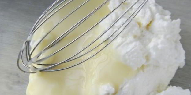 бисквитный рулет с творожным кремом и джемом