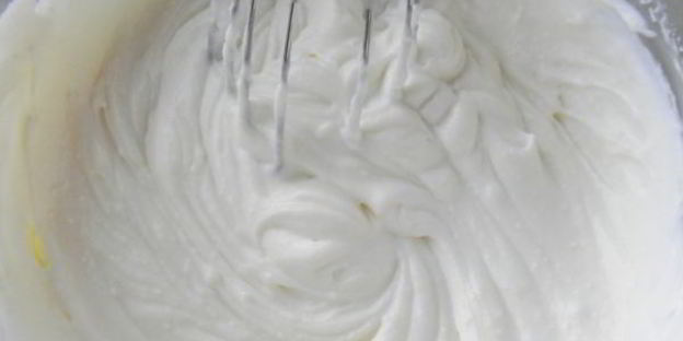 бисквитный рулет с творожным кремом и джемом