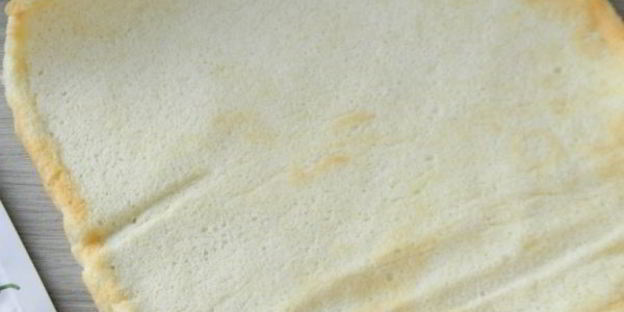 бисквитный рулет с творожным кремом и джемом