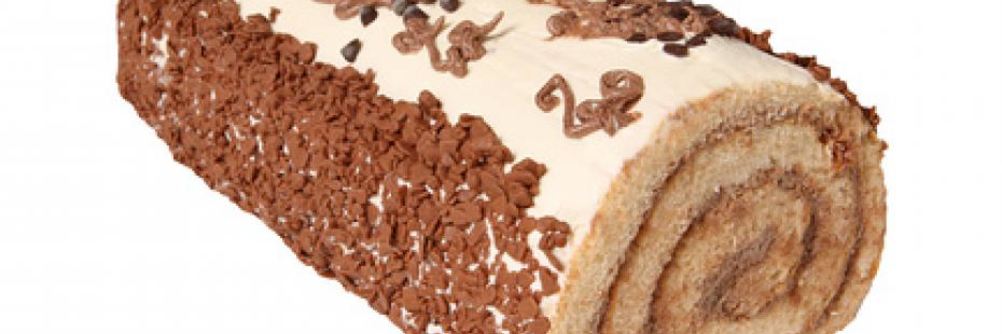 Бисквитный рулет, украшенный масляным кремом