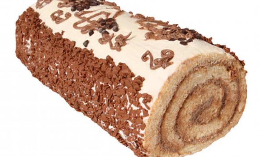 Рецепт бисквитного рулета, украшенного масляным кремом