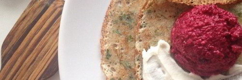 Блинчики без яиц с зеленью и кремом из свеклы