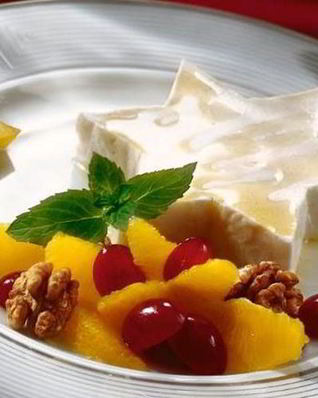 Йогуртовый крем с виноградно-апельсиновым салатом и грецким орехом