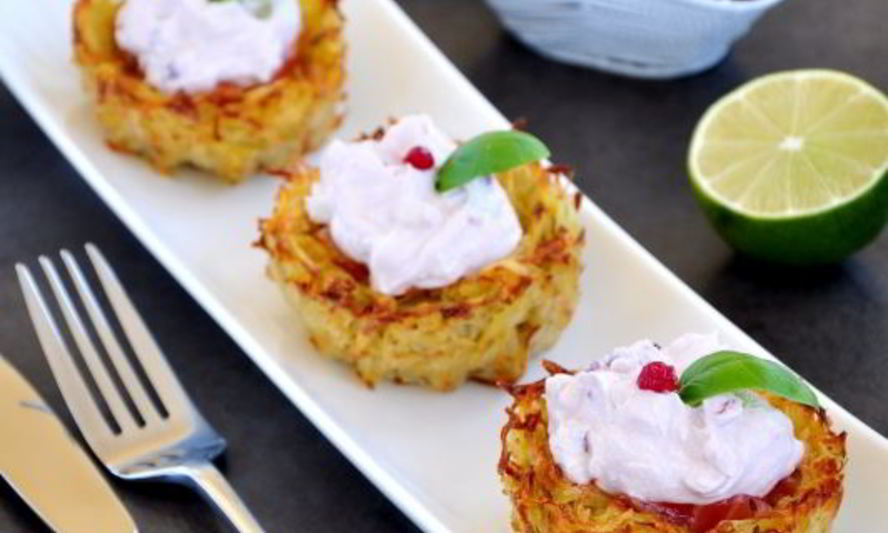 Рецепт картофельных корзинок с лососем и творожно-брусничным кремом