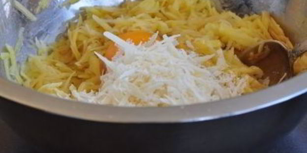 картофельные корзинки с лососем и творожно-брусничным кремом