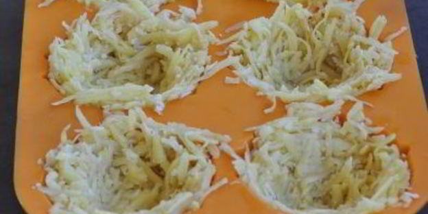 картофельные корзинки с лососем и творожно-брусничным кремом