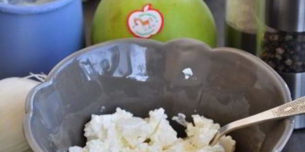 картофельные корзинки с лососем и творожно-брусничным кремом