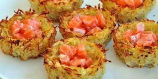 картофельные корзинки с лососем и творожно-брусничным кремом