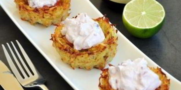 картофельные корзинки с лососем и творожно-брусничным кремом