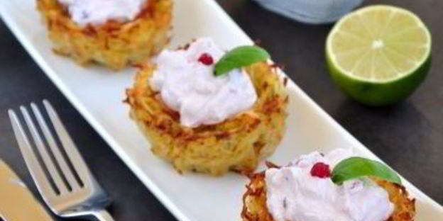 картофельные корзинки с лососем и творожно-брусничным кремом