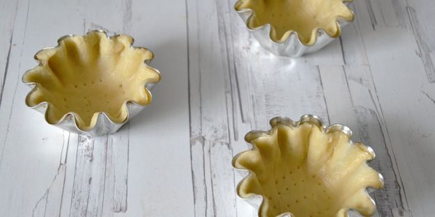 корзиночки с белковым кремом песочные