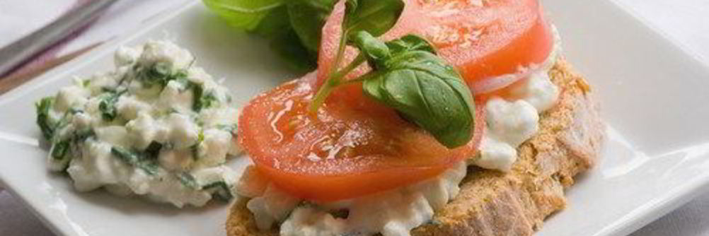 Крем-сыр из рикотты, ветчины и зеленого лука