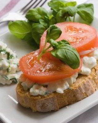 Крем-сыр из рикотты, ветчины и зеленого лука